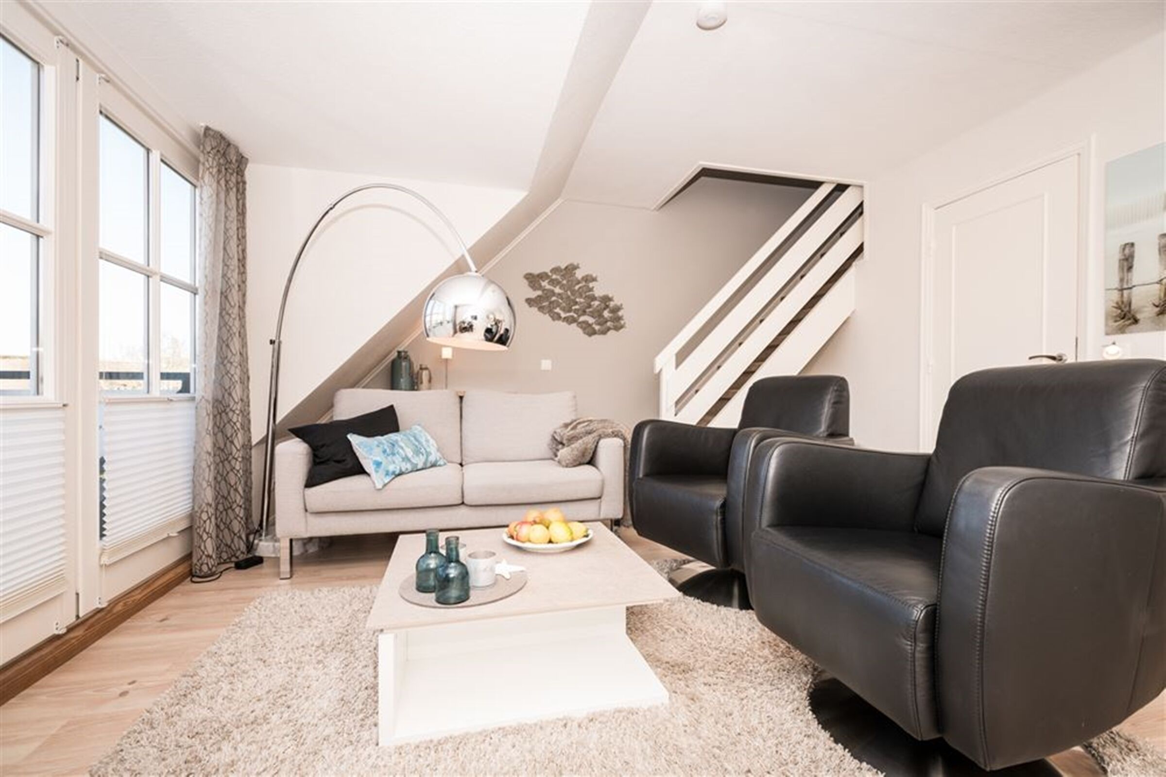 Una televisión, un futbolín, un reproductor estéreo