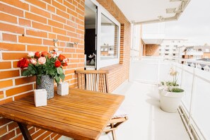 Outdoor dining - Modern vacation apartment with balcony on the 2nd floor in a central location in Westerland (Westerland)