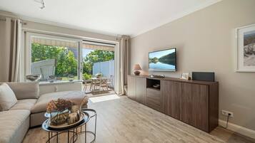 Een televisie en een stereo