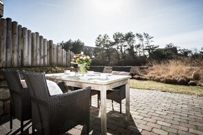 Outdoor dining - Comfortable vacation apartment with garden and terrace (Wenningstedt)