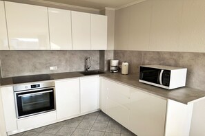 Fridge, microwave, oven, stovetop - Modern vacation apartment with sauna and heated indoor pool in Westerland (Westerland)