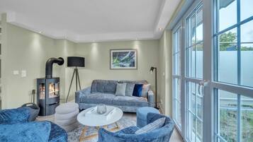 Een televisie en een open haard