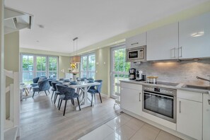 Fridge, microwave, oven, stovetop - Spacious Alster house in Westerland with sauna, garden and modern furnishings (Westerland)
