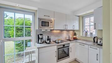 Frigorífico, microondas, horno y placa de cocina