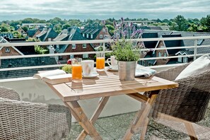 Outdoor dining - Modern vacation apartment with sauna and heated indoor pool in Westerland (Westerland)