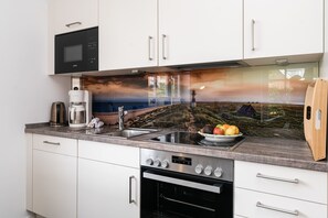 Fridge, microwave, oven, stovetop - 3-room apartment on the ground floor in a quiet location in Alt-Westerland (Westerland)