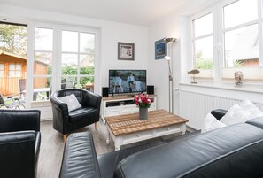 TV, stereo - 3-room apartment on the ground floor in a quiet location in Alt-Westerland (Westerland)