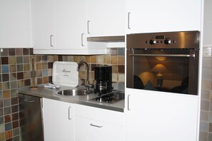 Fridge, oven, stovetop, dishwasher - Comfortable vacation apartment with sauna, garden and parking space in Tinnum (Tinnum)