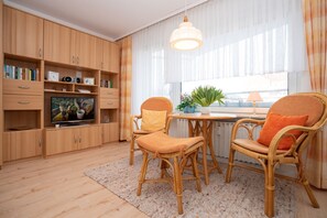 TV, stereo - Comfortable apartment with balcony, elevator and parking space in Westerland (Westerland)