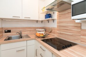 Fridge, microwave, stovetop, coffee/tea maker - Comfortable apartment with balcony, elevator and parking space in Westerland (Westerland)