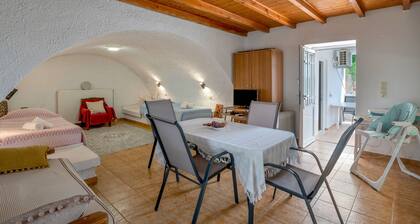 Appartement 'Traditional House in Velies, Monemvasia' avec vue montagne, Wi-Fi et climatisation