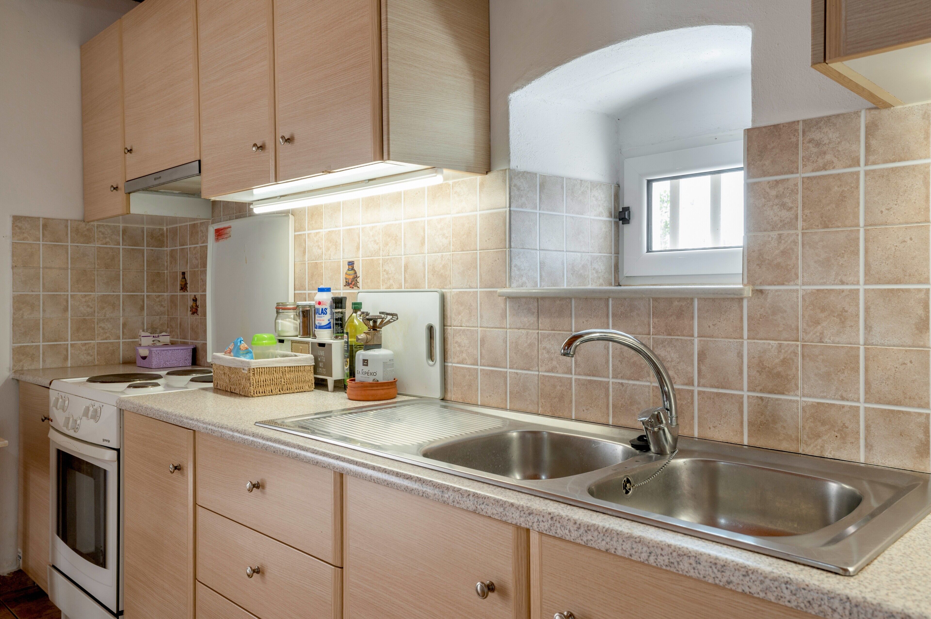 Kühlschrank, Herdplatte, Wasserkocher mit Kaffee-/Teezubehör