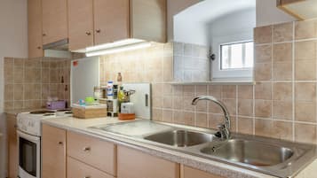 Kühlschrank, Herdplatte, Wasserkocher mit Kaffee-/Teezubehör