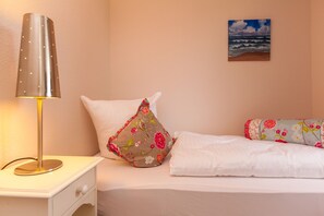 3 bedrooms, free WiFi, bed sheets - Beautiful thatched house in Westerland with terrace, garden and parking space (Westerland)