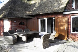 Outdoor dining - Beautiful thatched house in Westerland with terrace, garden and parking space (Westerland)