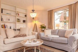 TV - Beautiful thatched house in Westerland with terrace, garden and parking space (Westerland)