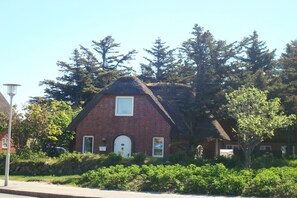 Exterior - Beautiful thatched house in Westerland with terrace, garden and parking space (Westerland)