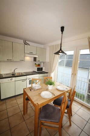 Fridge, microwave, stovetop, dishwasher - Light-flooded vacation apartment in a quiet location with sauna in Westerland (Westerland)