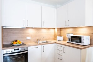 Kühlschrank, Mikrowelle, Ofen, Herdplatte