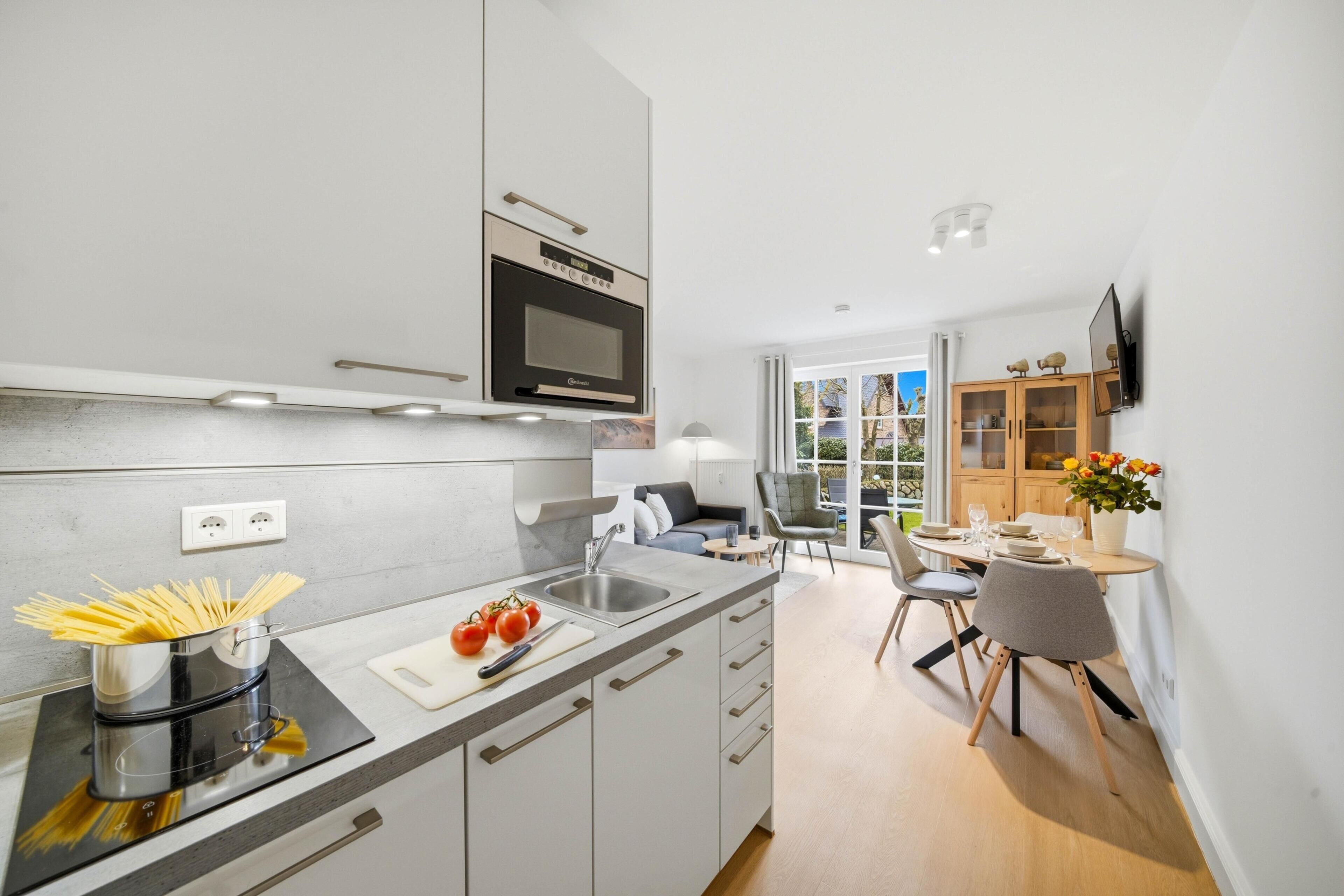 冷蔵庫、電子レンジ、オーブン、コンロ