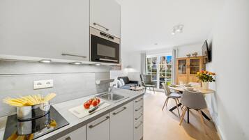 冷蔵庫、電子レンジ、オーブン、コンロ