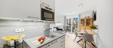 Kühlschrank, Mikrowelle, Ofen, Herdplatte