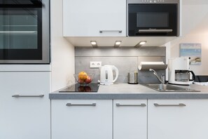 冰箱、微波炉、烤箱、炉灶