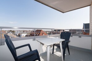 Outdoor dining - Comfortable vacation apartment with balcony in Haus Ankerlicht (Westerland)