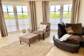 Fernseher, Kamin, Stereoanlage