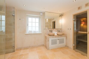 Shower, towels - Haus Meerblick in Rantum: Spacious vacation home with sauna and sea view (Rantum)
