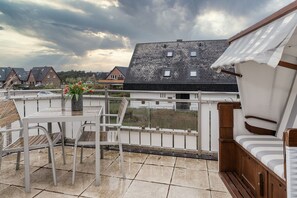 Outdoor dining - Comfortable apartment in Wenningstedt with balcony and modern furnishings (Wenningstedt)