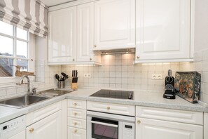 Fridge, microwave, oven, stovetop - Comfortable apartment in Wenningstedt with balcony and modern furnishings (Wenningstedt)