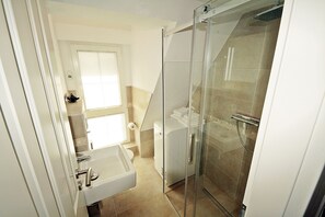 Shower, hair dryer, towels - Comfortable penthouse in Westerland with terrace and modern furnishings (Westerland)