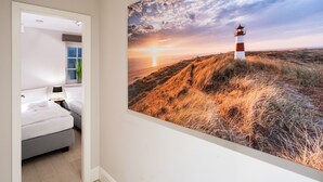 Une chambre à coucher avec un lit, des tables de chevet et une fenêtre.