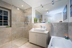 Shower, towels - Beautiful and well-equipped vacation apartment in the south of Westerland. (Westerland)