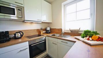 冰箱、微波炉、烤箱、炉灶