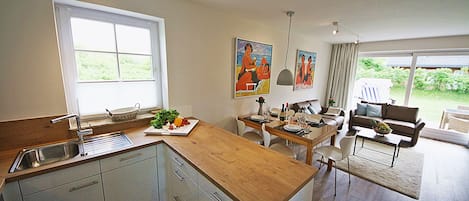 Réfrigérateur, four à micro-ondes, un four, surface de cuisson