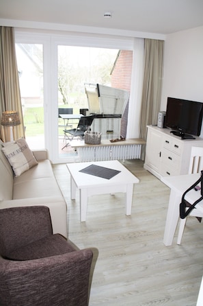 TV, stereo - Comfortable apartment with terrace, garden and parking space in Wenningstedt (Wenningstedt)