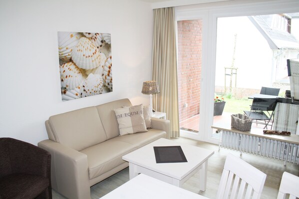 TV, stereo - Comfortable apartment with terrace, garden and parking space in Wenningstedt (Wenningstedt)
