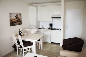 Fridge, stovetop, dishwasher, coffee/tea maker - Comfortable apartment with terrace, garden and parking space in Wenningstedt (Wenningstedt)