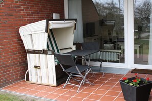 Outdoor dining - Comfortable apartment with terrace, garden and parking space in Wenningstedt (Wenningstedt)