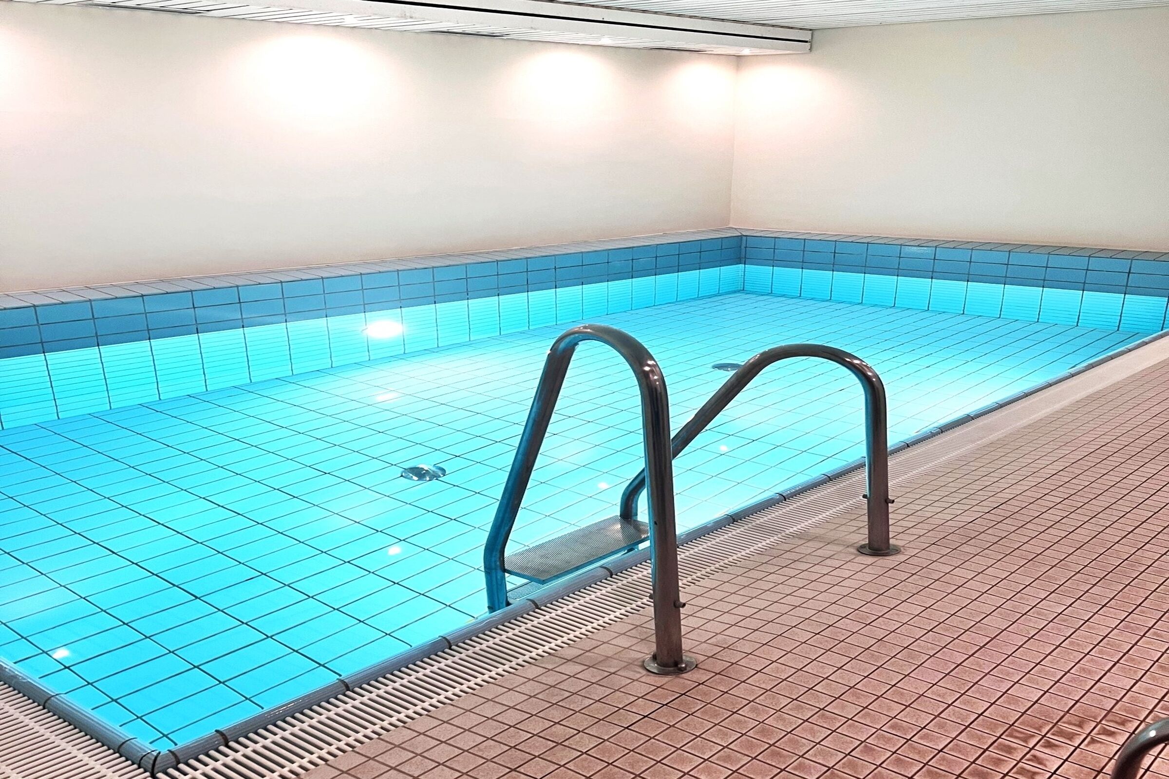 屋内プール、温水プール