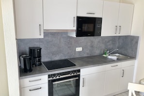 Fridge, microwave, oven, stovetop - Cozy vacation apartment with swimming pool and sauna in Haus Ornum in Westerland (Westerland)