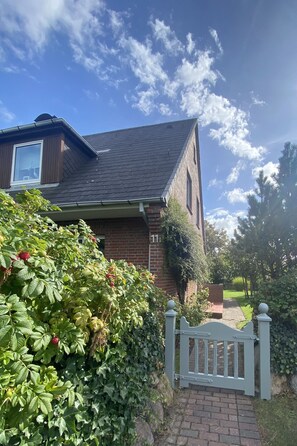 Property grounds - Haus Christina in Wenningstedt - Spacious vacation home with garden and terrace (Wenningstedt)