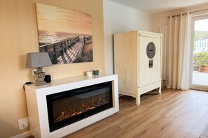 TV, fireplace, stereo - House Excelsior in Rantum - Comfortable vacation apartment with outdoor pool (Rantum)