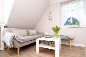 TV, stereo - 3-room apartment on the upper floor in a quiet location in Alt-Westerland (Westerland)