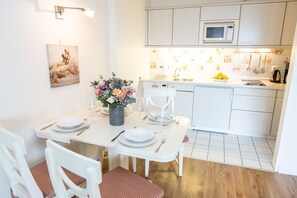 Kühlschrank, Mikrowelle, Herdplatte, Geschirrspüler