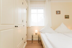 2 bedrooms, free WiFi, bed sheets - 3-room apartment on the ground floor in a quiet location in Alt-Westerland (Westerland)