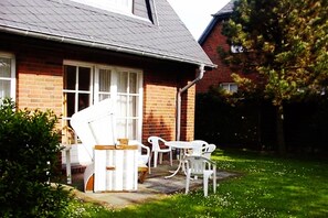 Outdoor dining - 3-room apartment on the ground floor in a quiet location in Alt-Westerland (Westerland)