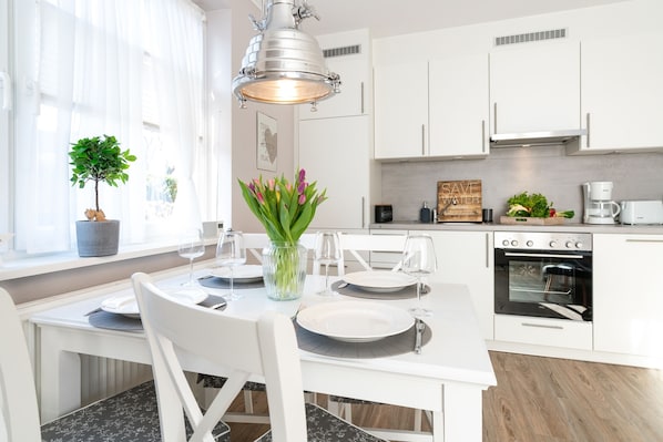 Fridge, oven, stovetop, dishwasher - 3-room apartment on the ground floor in a quiet location in Alt-Westerland (Westerland)